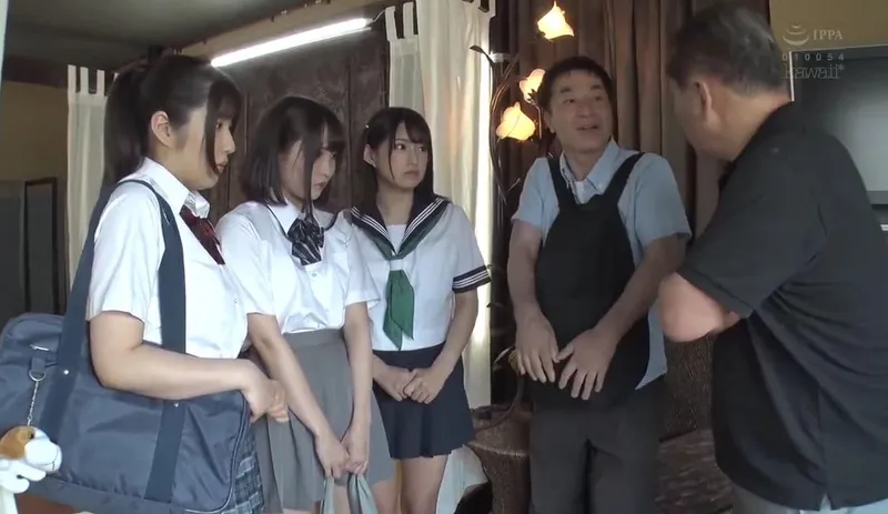 Thất nghiệp, ông bố khốn nạn dẫn 3 con búp bê đi bán dâm